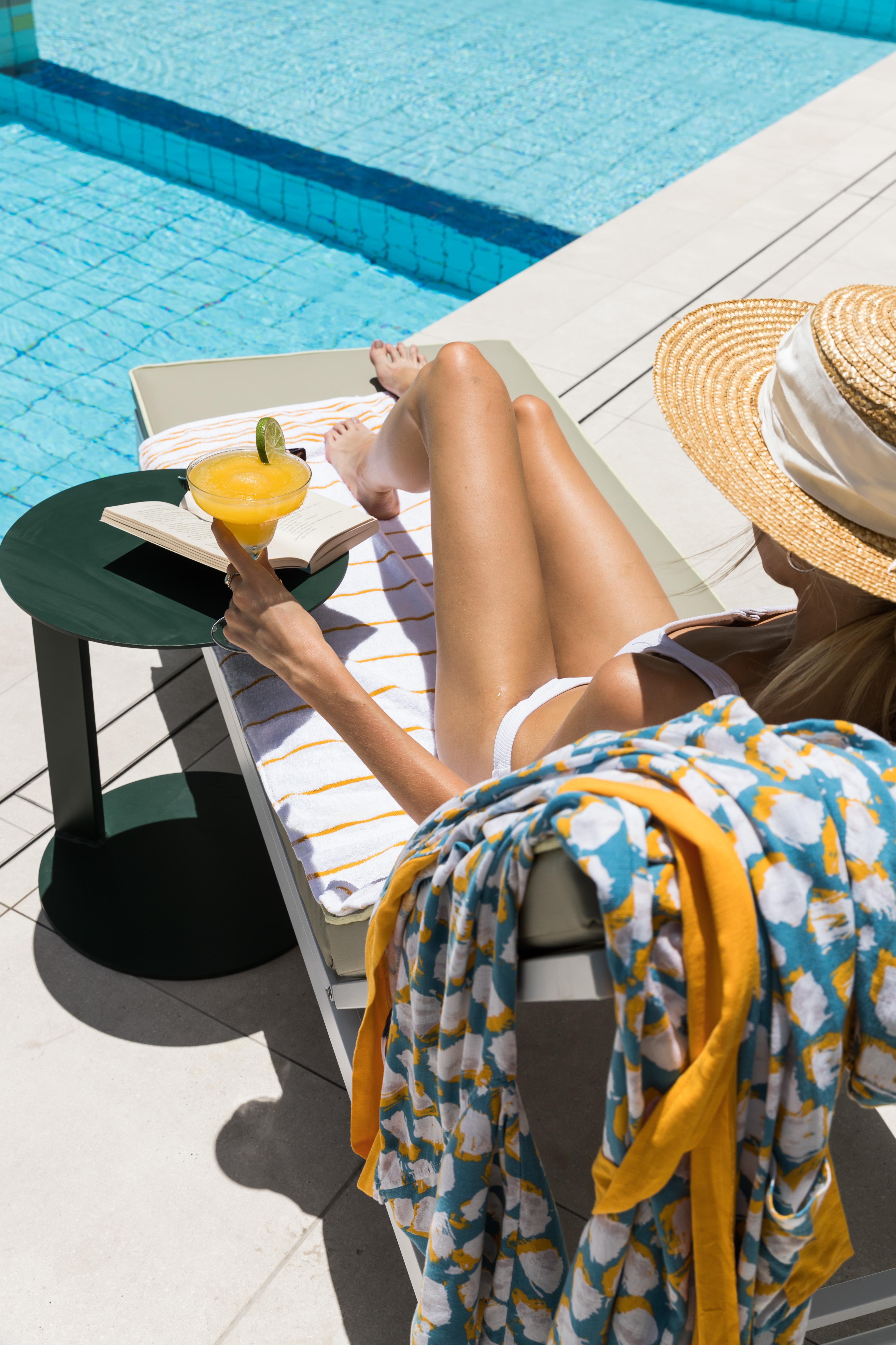Crystalbrook Bailey Hotel Cairns Exterior foto A woman sunbathing