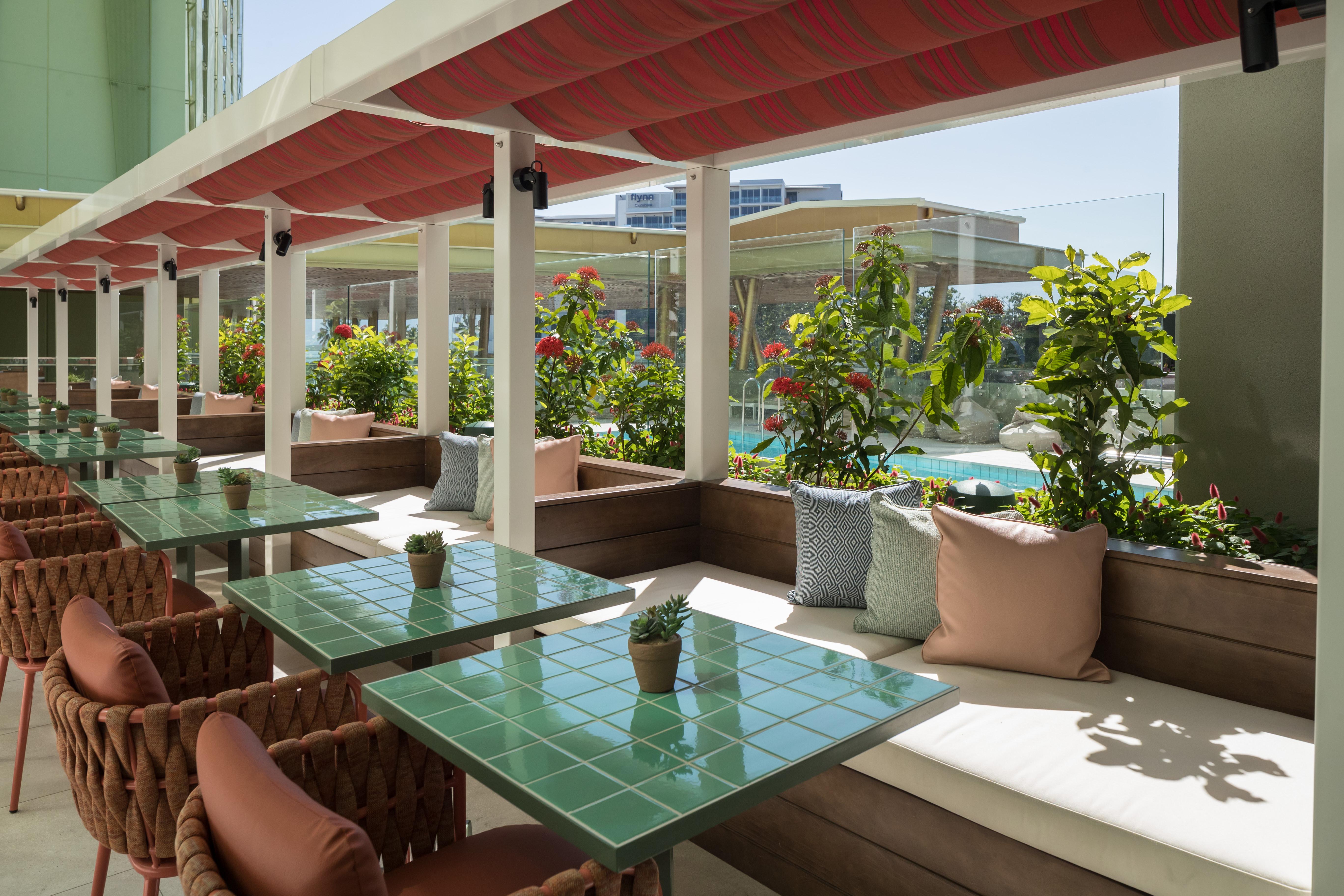 Crystalbrook Bailey Hotel Cairns Exterior foto The rooftop pool at the hotel